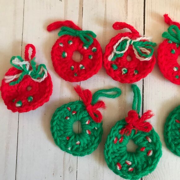 Handmade vintage set of ten small crochet ornaments red green white - Picture 2 of 3